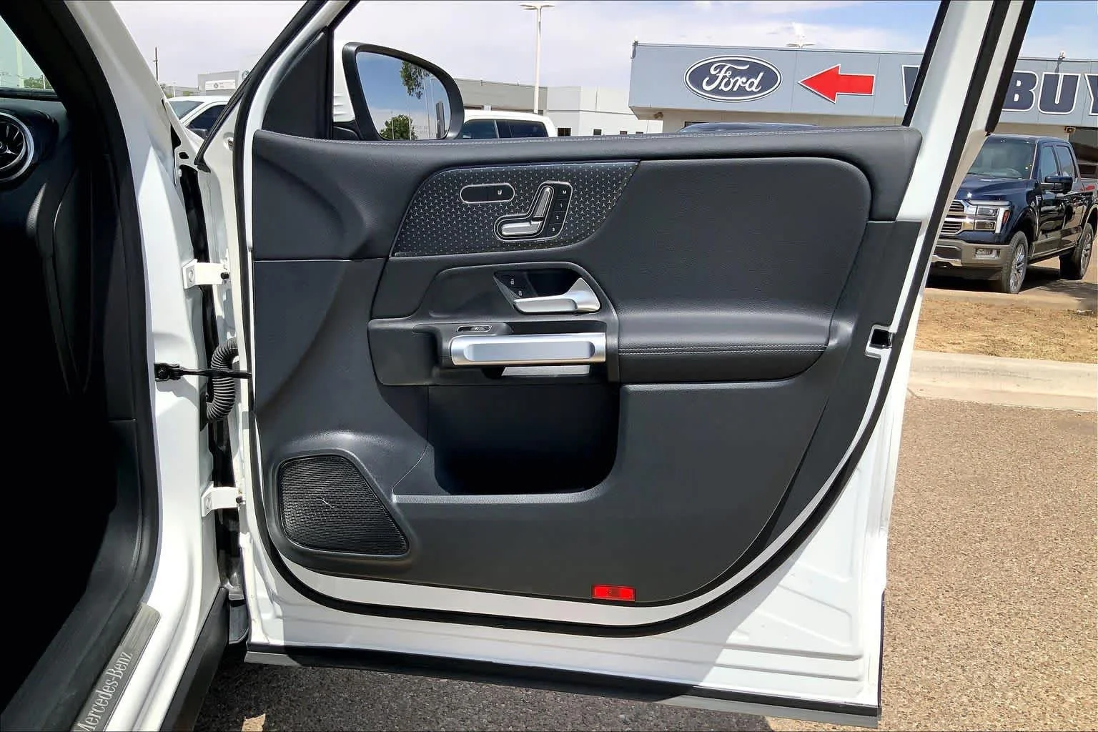 Used 2025 Polar White Mercedes-Benz GLB 250 image 23