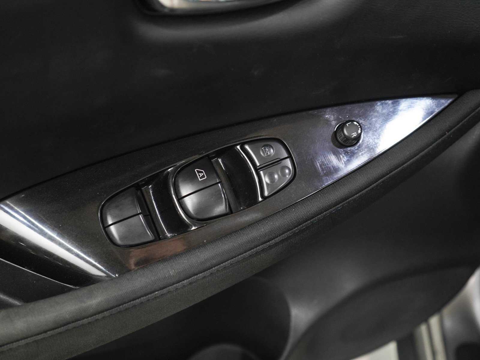Used 2020 Gun Metallic Nissan SV Hatchback image 20