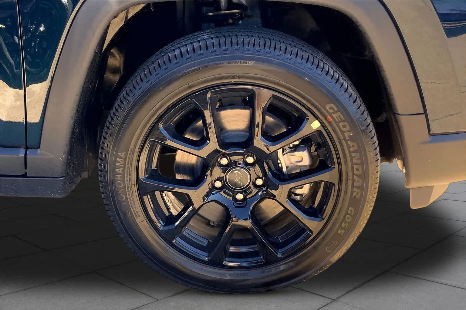 New 2026 Fathom Blue Pearl-Coat Exterior Paint Jeep Latitude image 11