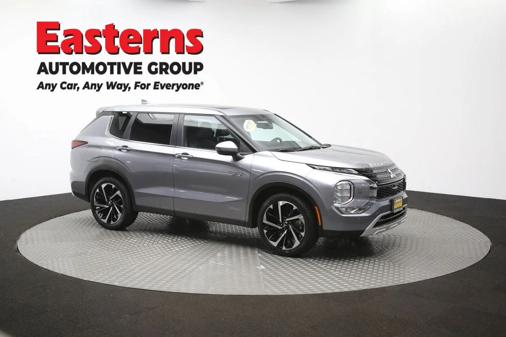 Used 2023 Silver Mitsubishi SE image 48