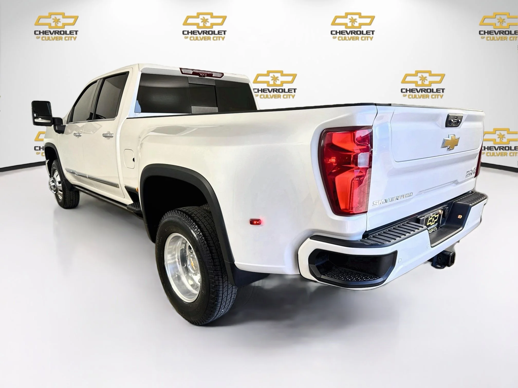 Used 2025 Iridescent Pearl Tricoat Chevrolet High Country DRW image 6
