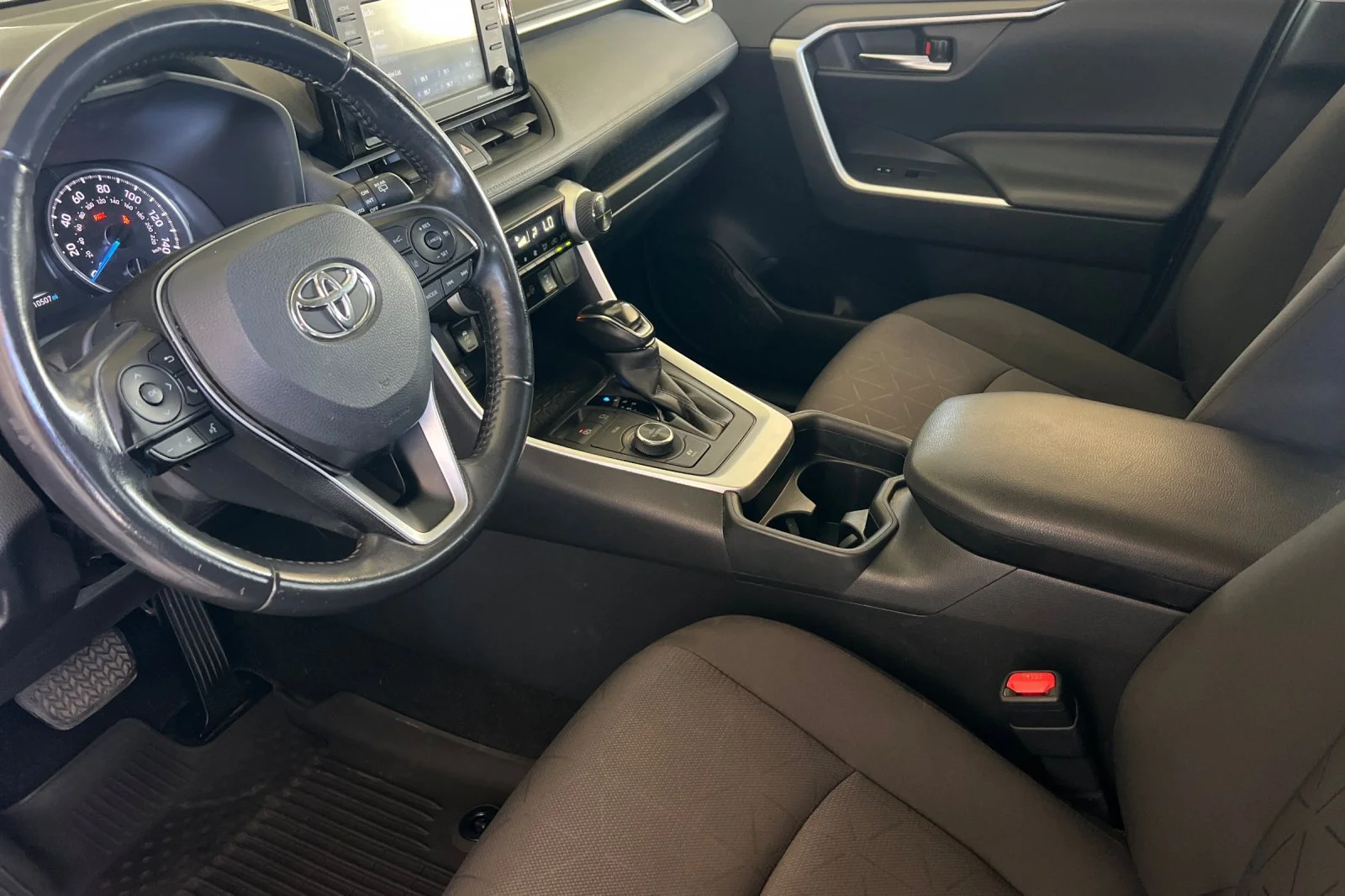 Used 2021 Silver Toyota XLE image 10