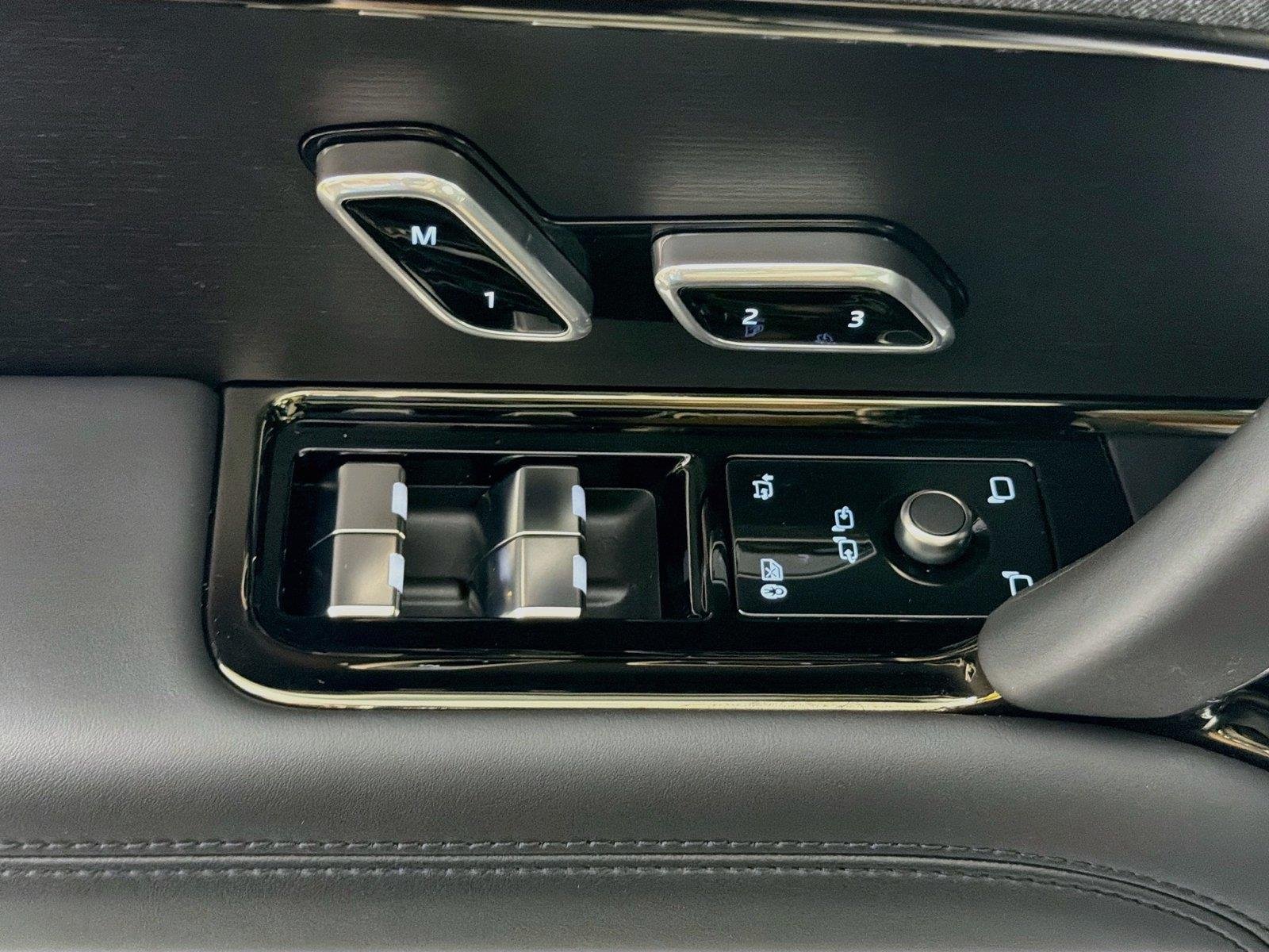 New 2027 Varesine Blue Land Rover Dynamic SE image 17