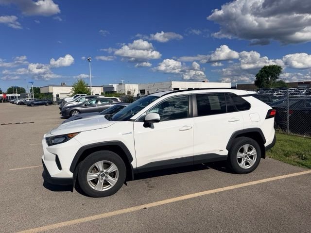 Used 2019 White Toyota LE image 3