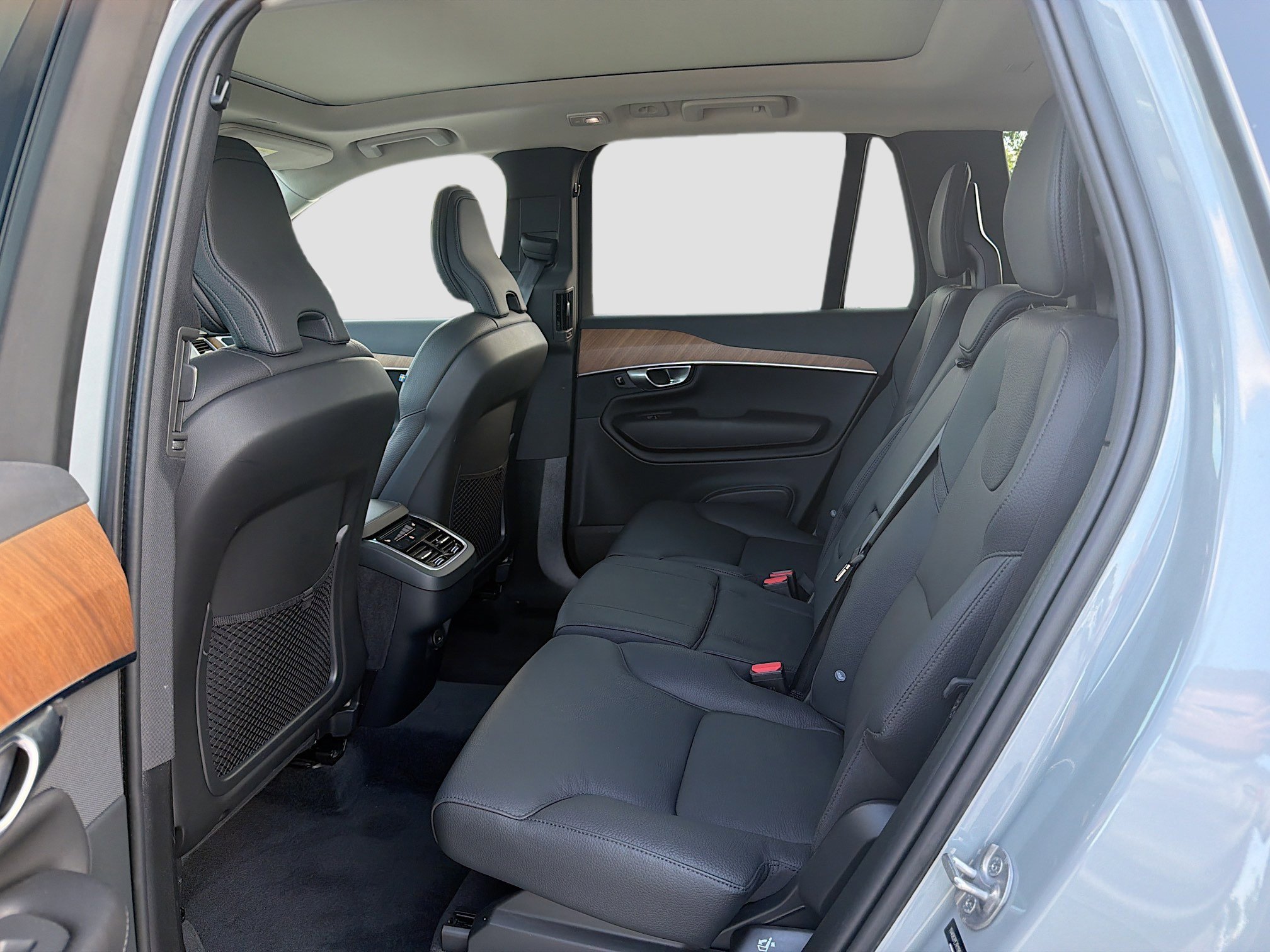 Used 2024 Vapour Gray Metallic Volvo Plus Bright Theme image 21