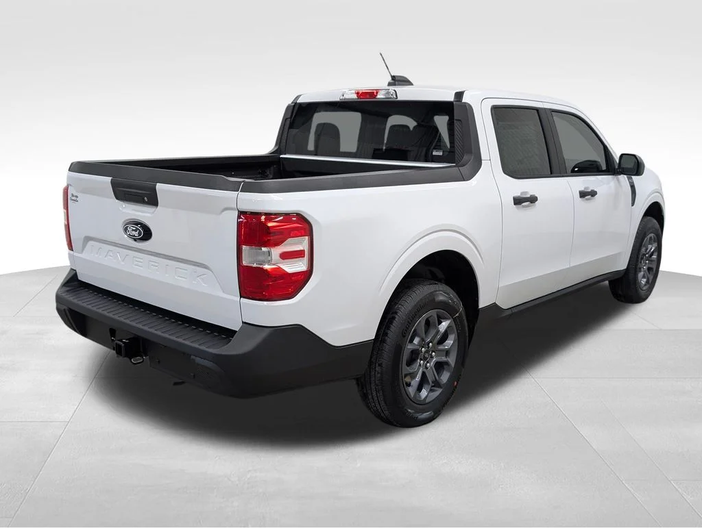 New 2026 Oxford White Ford XLT image 7