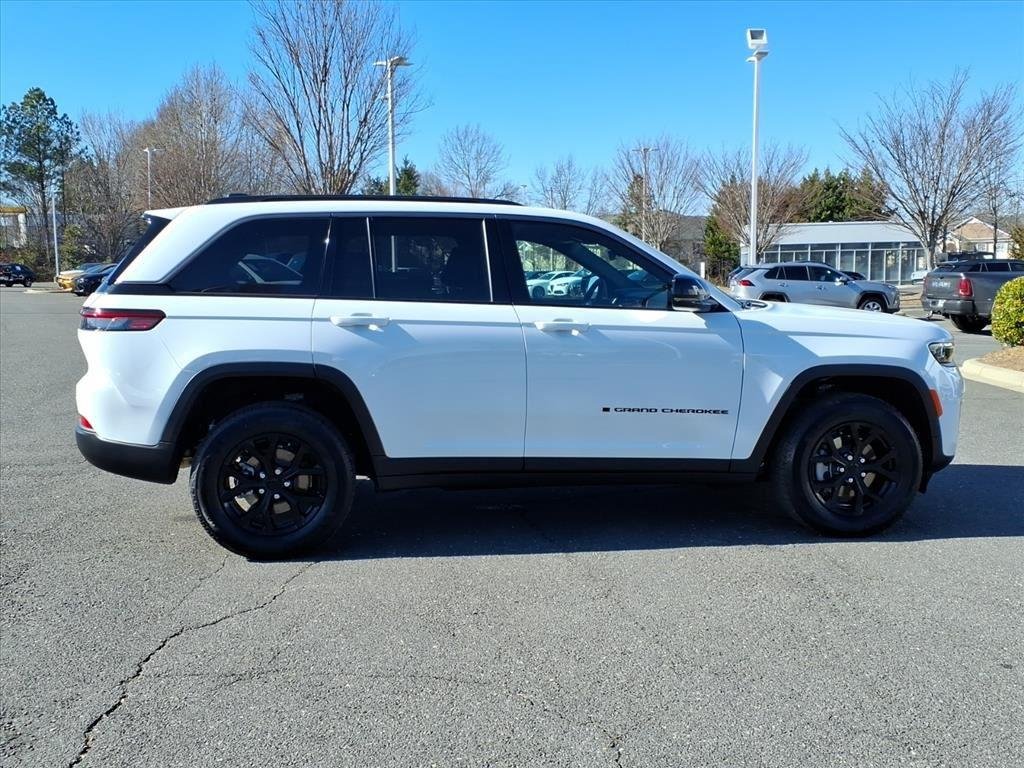 New 2026 Bright White Clear-Coat Exterior Paint Jeep Laredo Altitude image 20