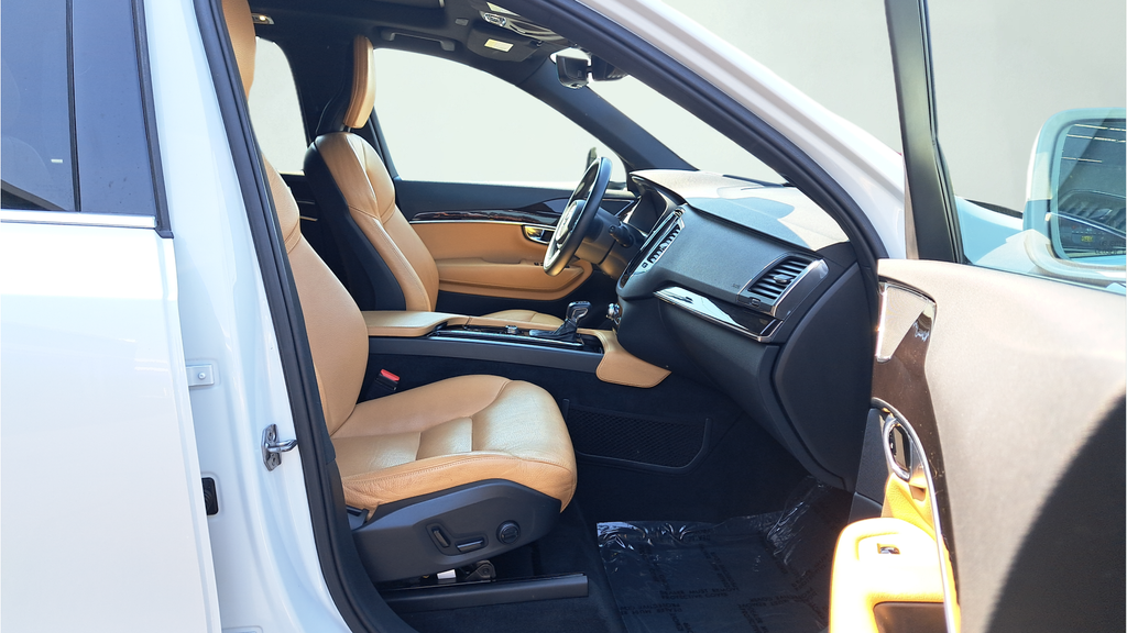 Used 2019 White Volvo T6 Momentum image 16