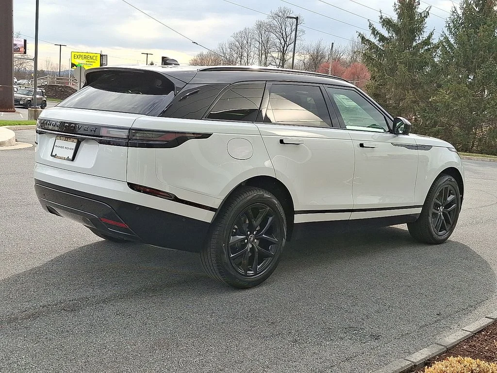 New 2026 Fuji White Land Rover Dynamic SE image 3