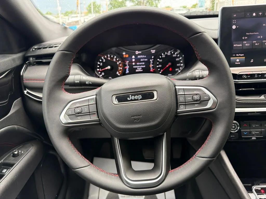 Used 2025 Silver Zynith Metallic Clearcoat Jeep Trailhawk image 17