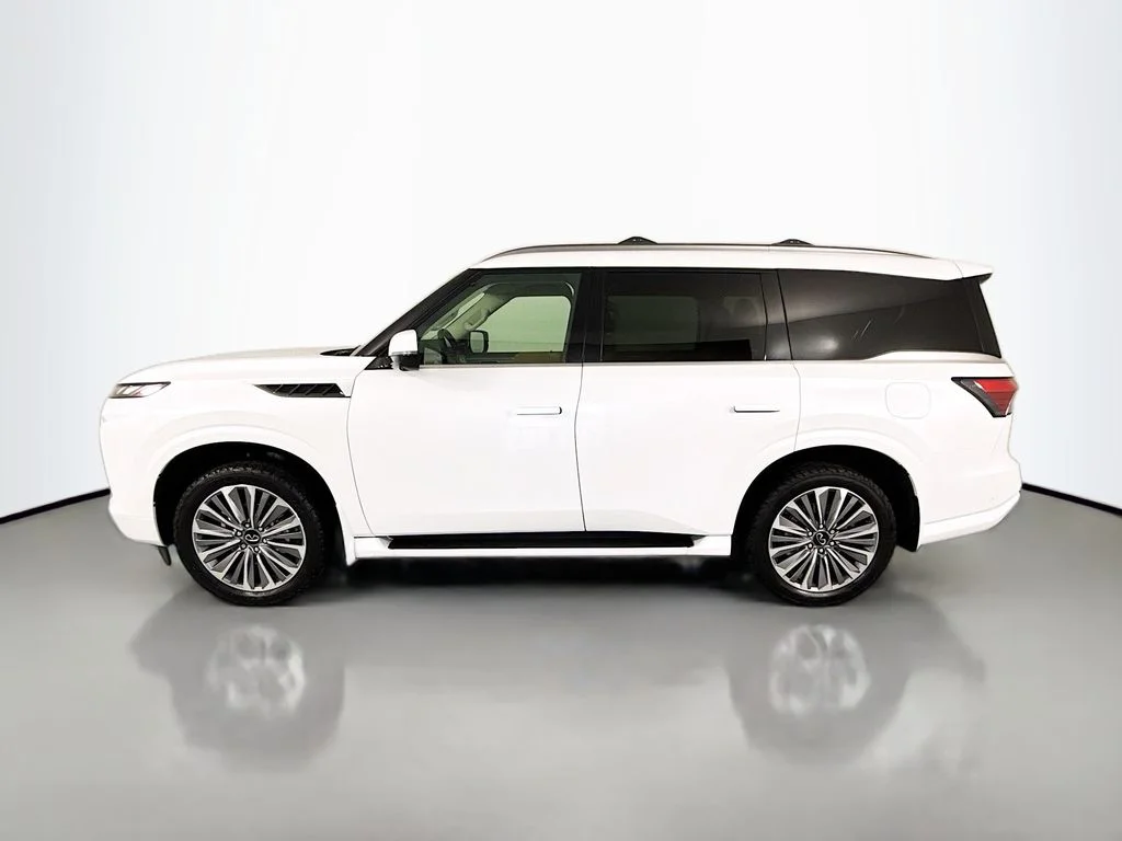 Used 2025 White INFINITI LUXE image 2