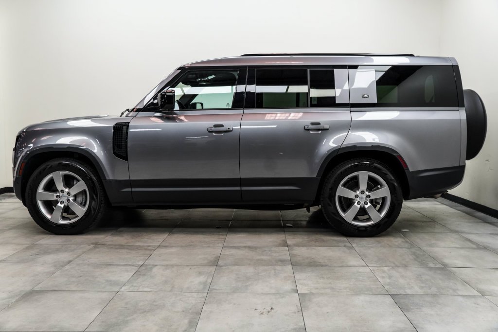 Used 2023 Gray Land Rover SE image 9