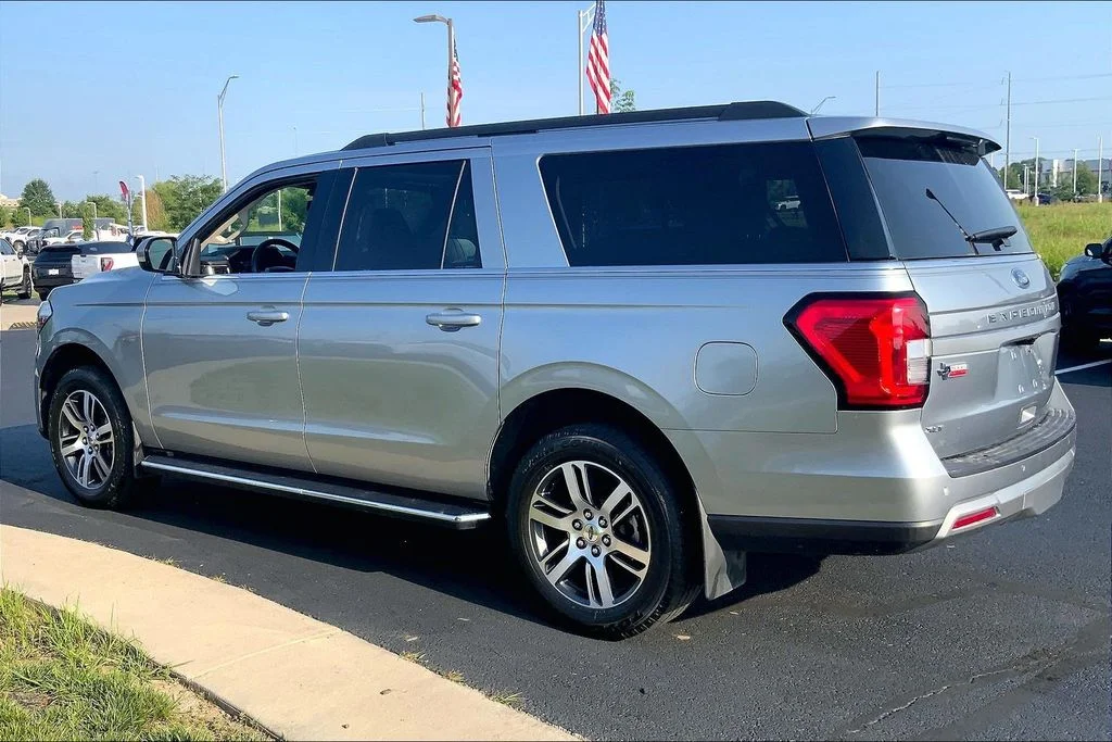 Used 2023 Silver Ford XLT image 2
