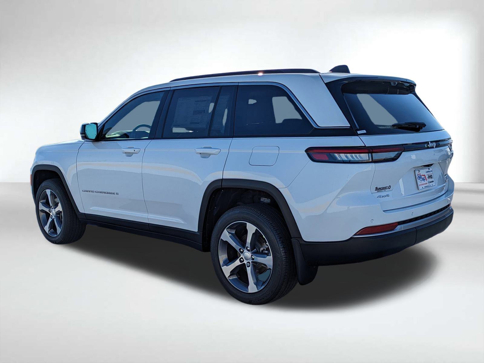 New 2026 Bright White Clear-Coat Exterior Paint Jeep Limited image 6