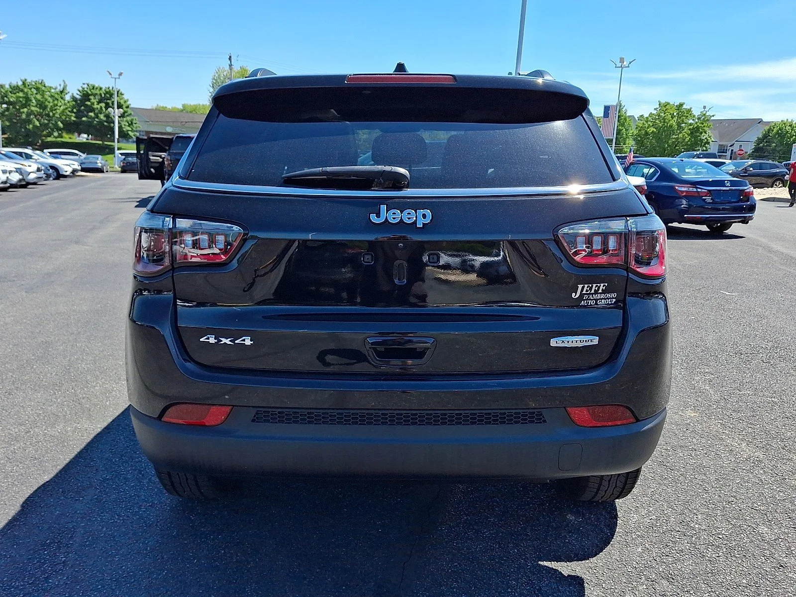 Certified Used 2022 Diamond Black Crystal Pearlcoat Jeep Latitude image 6