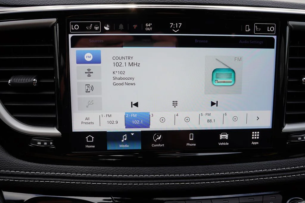 Used 2025 Diamond Black Crystal Pearlcoat Chrysler Select image 5