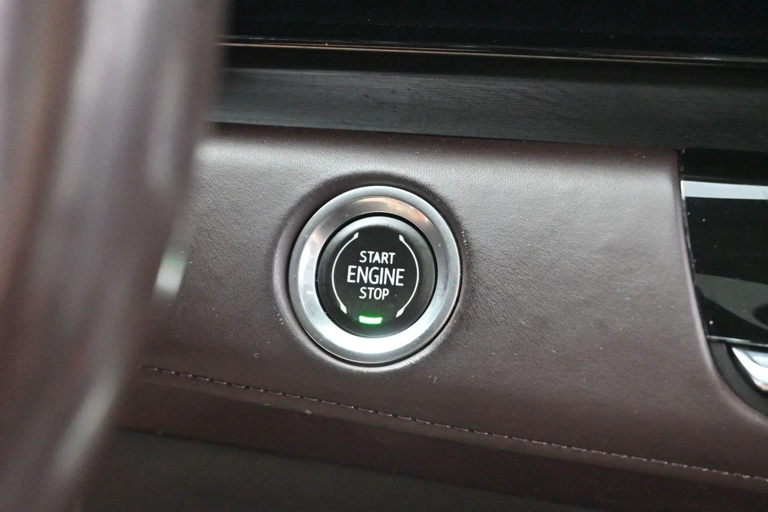Used 2021 Crystal White Tricoat Cadillac Sport Platinum image 29