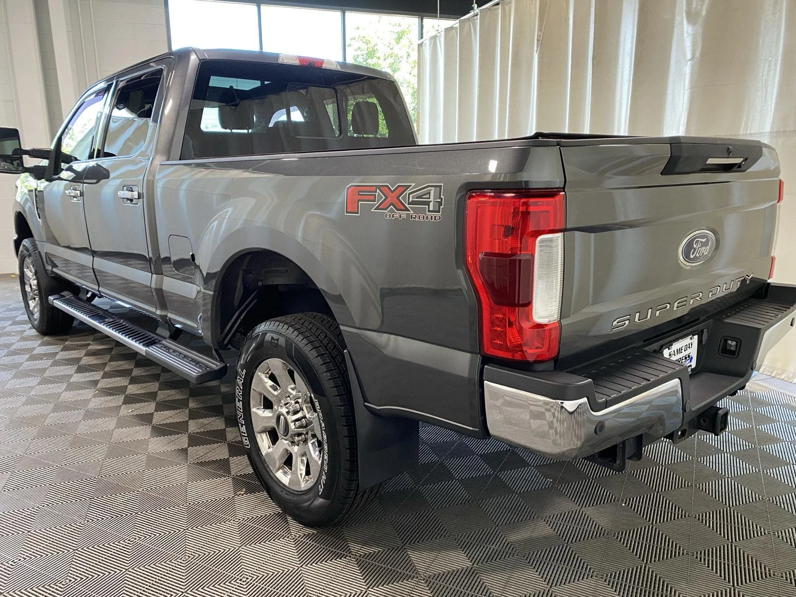 Used 2019 Magnetic Ford LARIAT image 10