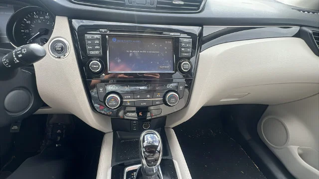 Used 2017 Blue Nissan SL image 25