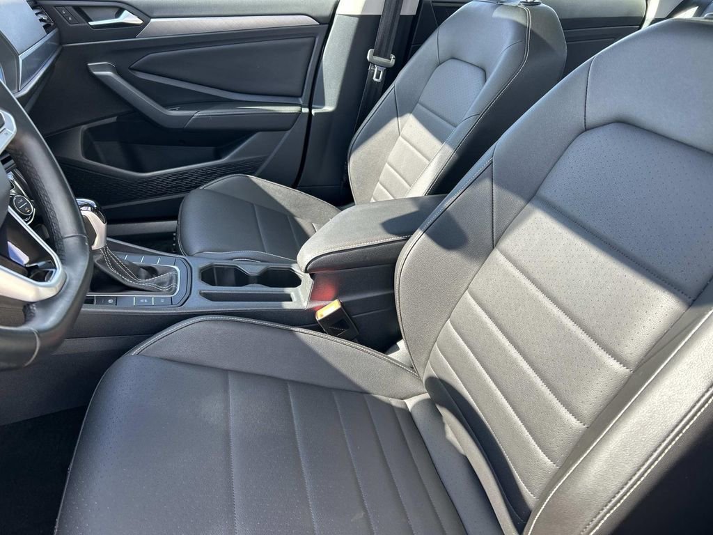Used 2024 Silver Volkswagen SE image 25