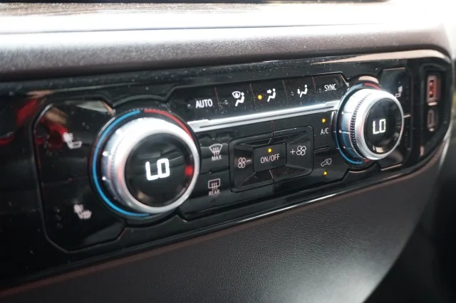 Used 2024  GMC Elevation image 33