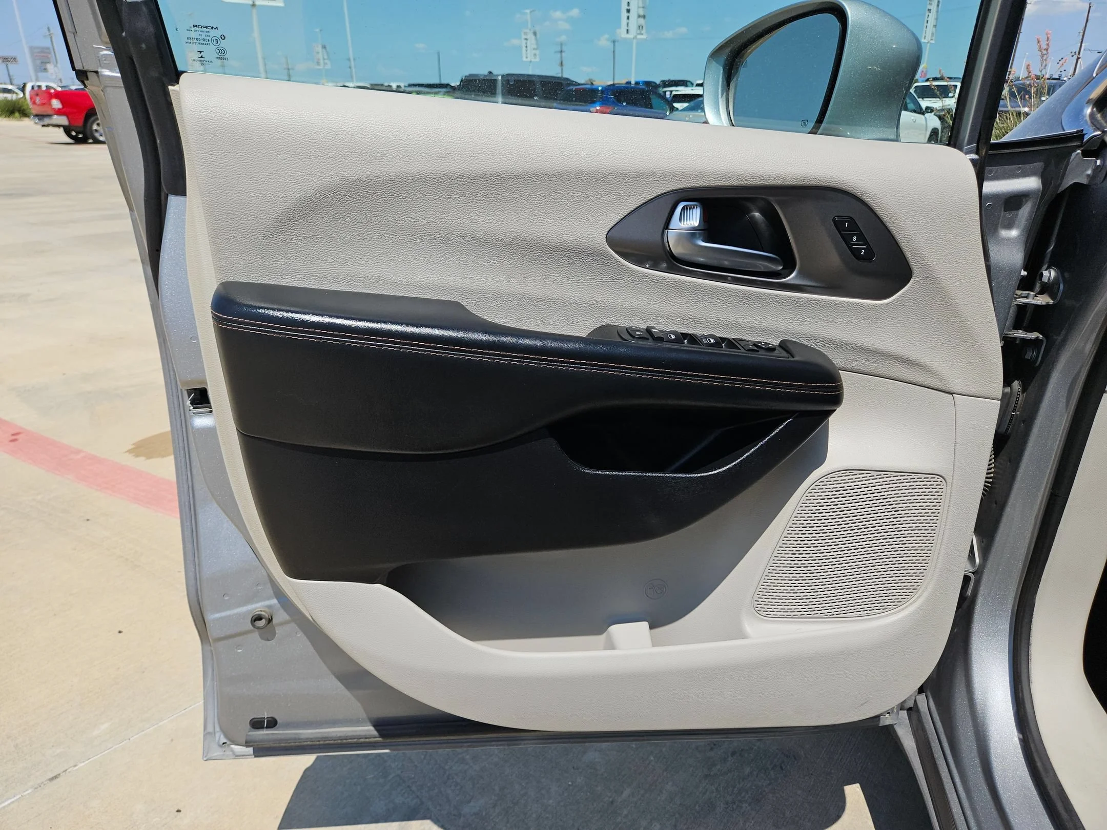 Used 2020 Silver Chrysler Touring L image 11
