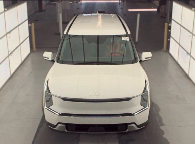 Used 2024 Snow White Pearl Kia Light Long Range image 2