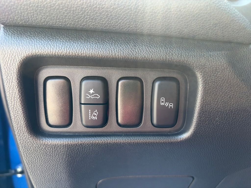 Used 2025 Blue Mitsubishi 2.0 SE image 28