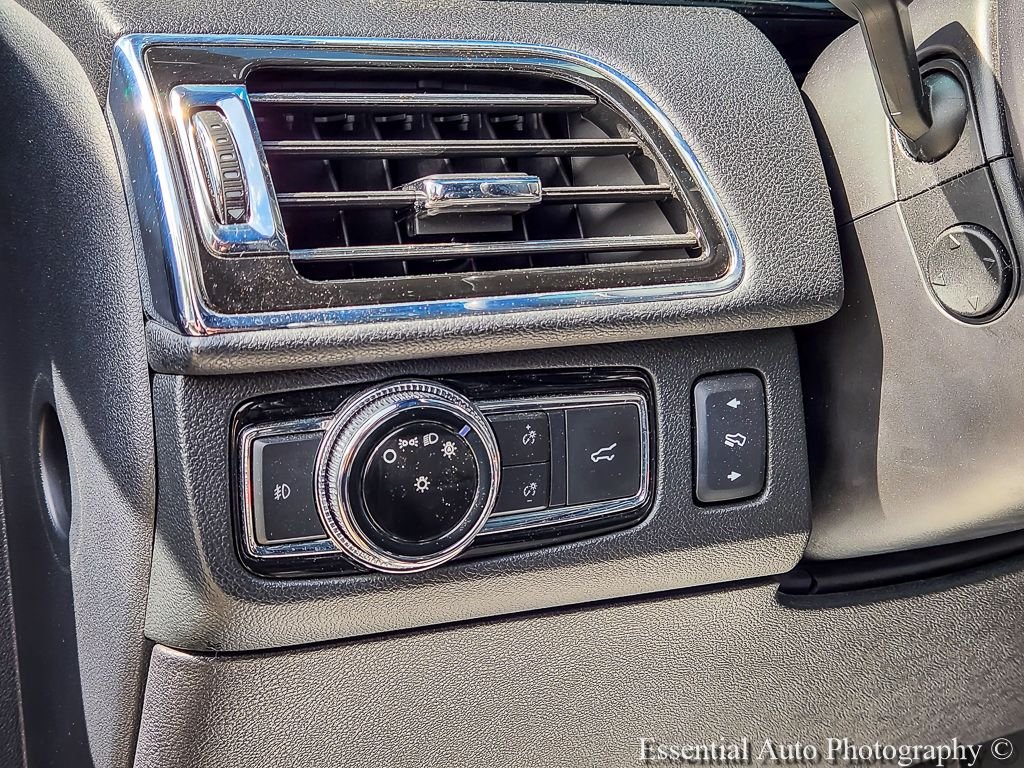 Used 2018 Velvet Lincoln Select image 16