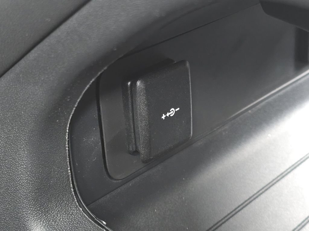 New 2026 Fuji White Land Rover X-Dynamic se image 11