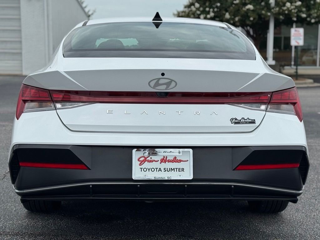 Used 2025 White Hyundai SEL Convenience image 10