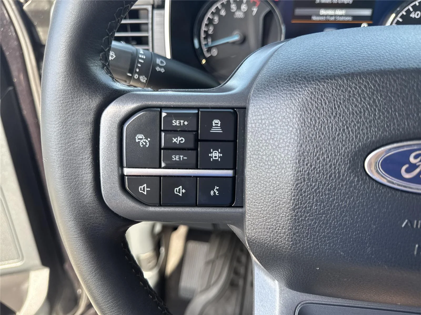 Used 2023 Agate Black Ford XLT image 21