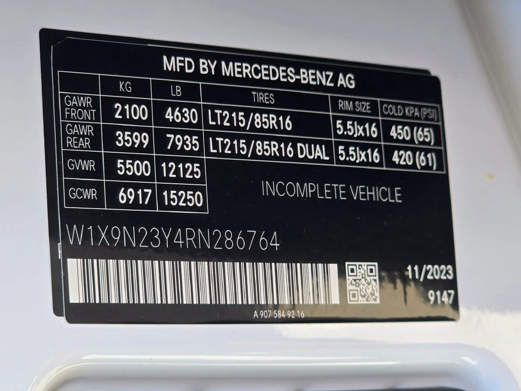 Used 2024  Mercedes-Benz Standard Roof image 21
