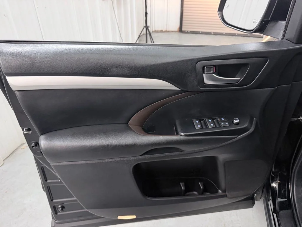 Used 2019 Black Toyota XLE image 12