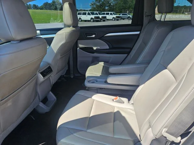 Used 2019 Silver Toyota XLE image 24