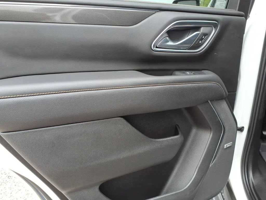 Used 2023 White GMC AT4 image 29