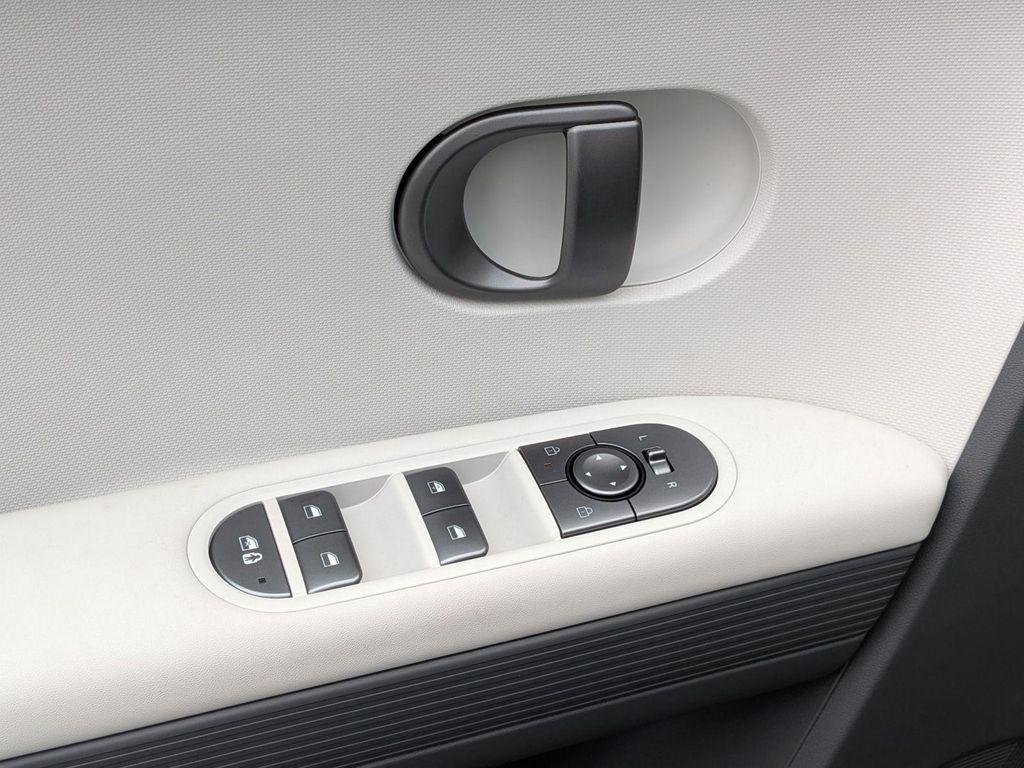 2025 Hyundai IONIQ 5 SE - Photo 10