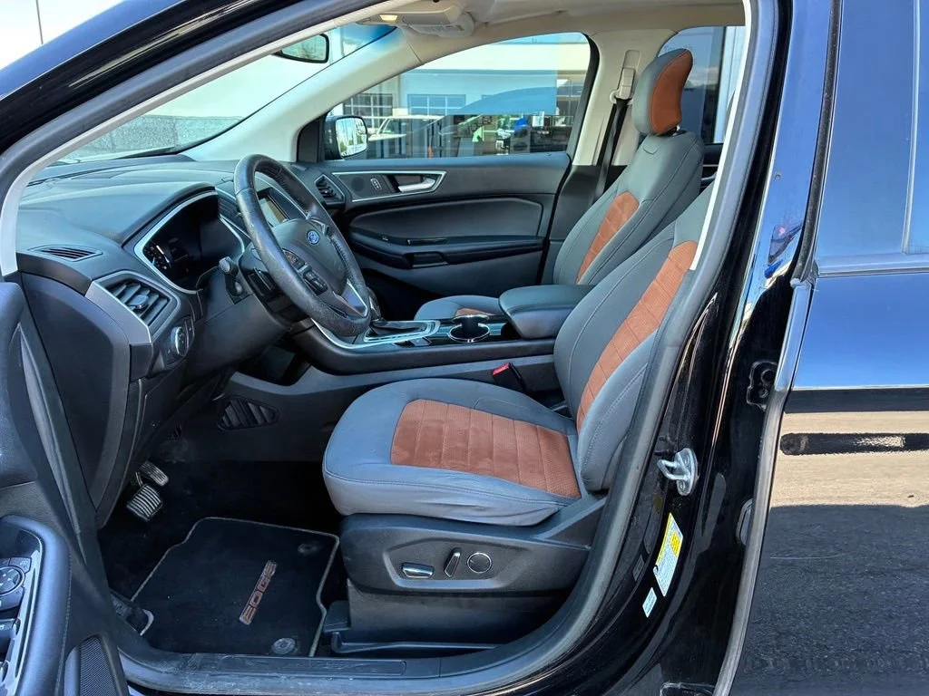 Used 2018 Shadow Black Ford SEL image 16