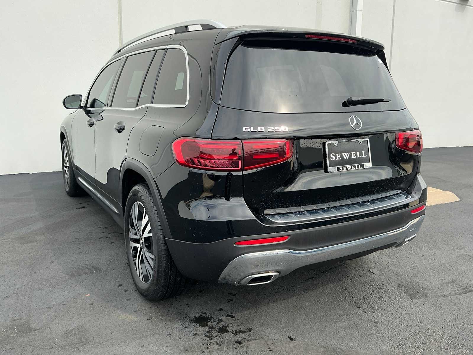 Used 2026 Night Black Mercedes-Benz GLB 250 image 6