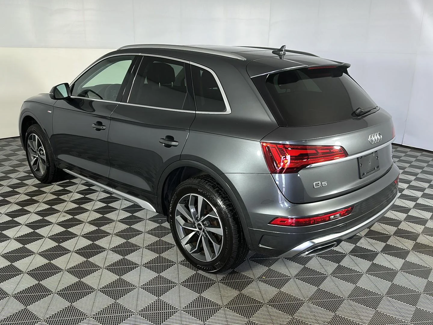 Used 2023 Daytona Gray Pearl Effect Audi S line Premium image 12
