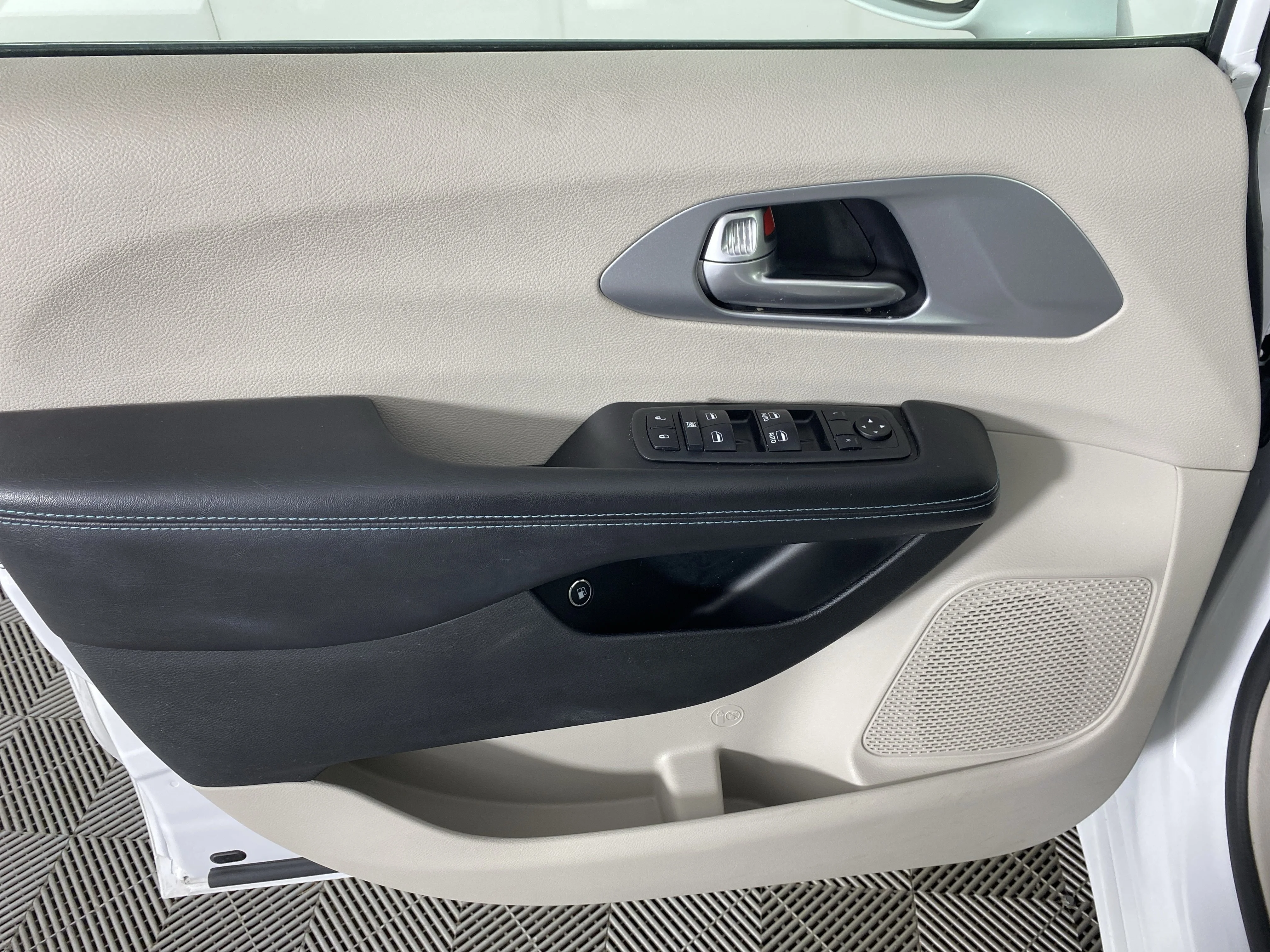 Used 2018 Bright White Clearcoat Chrysler Hybrid Touring Plus image 12