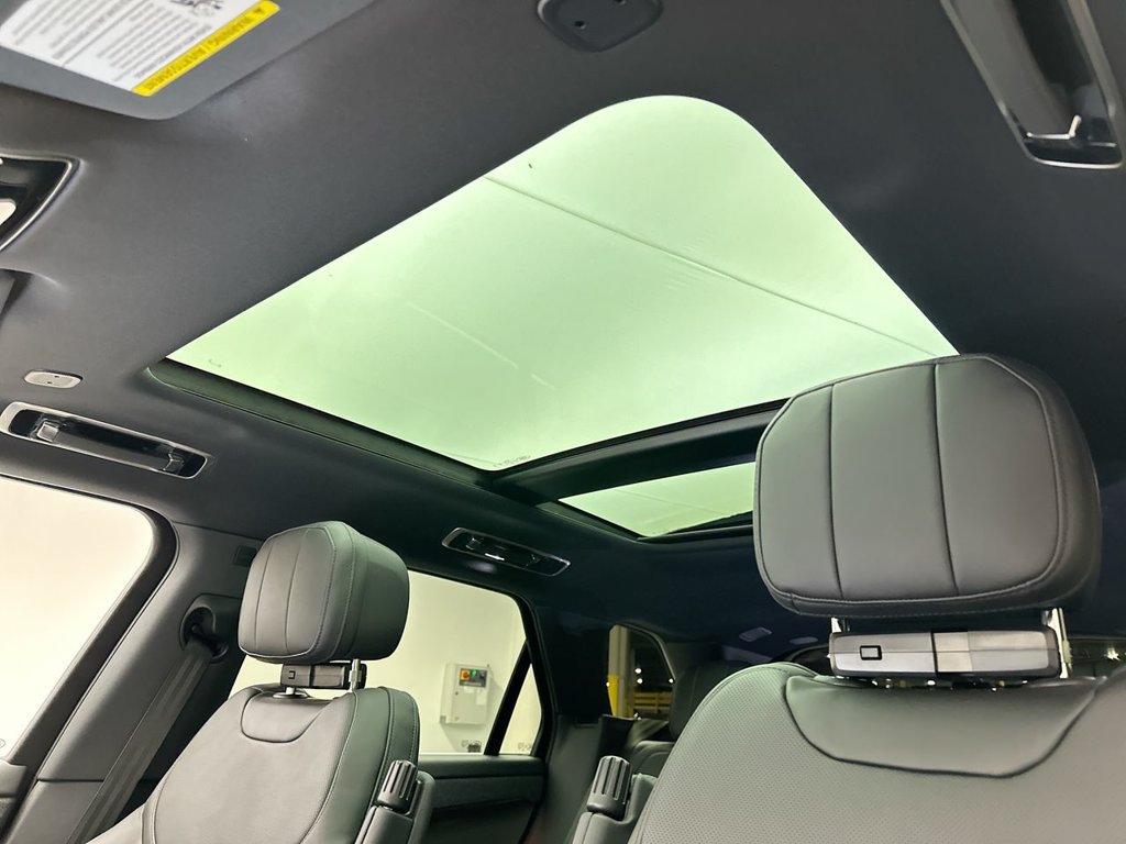 Used 2025 Fuji White Land Rover SE image 9