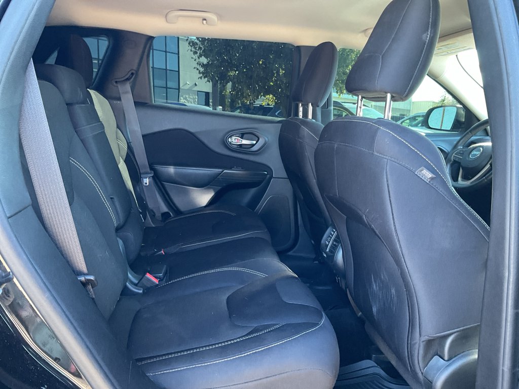 Used 2015 Brilliant Black Crystal Pearlcoat Jeep Latitude image 12