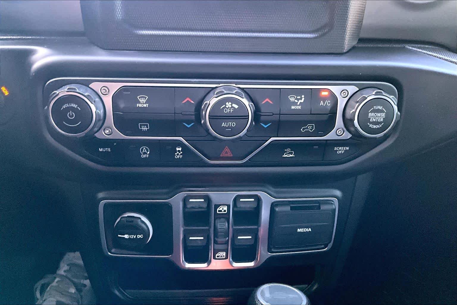 Used 2020 Black Clearcoat Jeep Sport S image 32