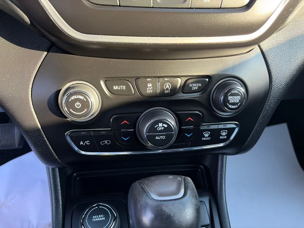 Certified Used 2022 Gray Jeep Latitude Lux image 30