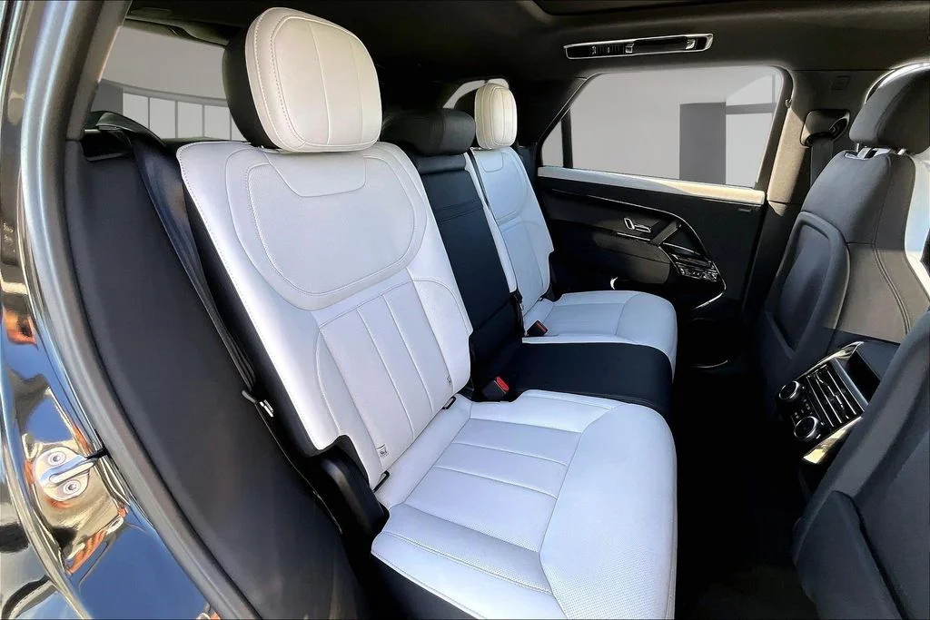 Used 2023 Black Land Rover SE Dynamic image 23