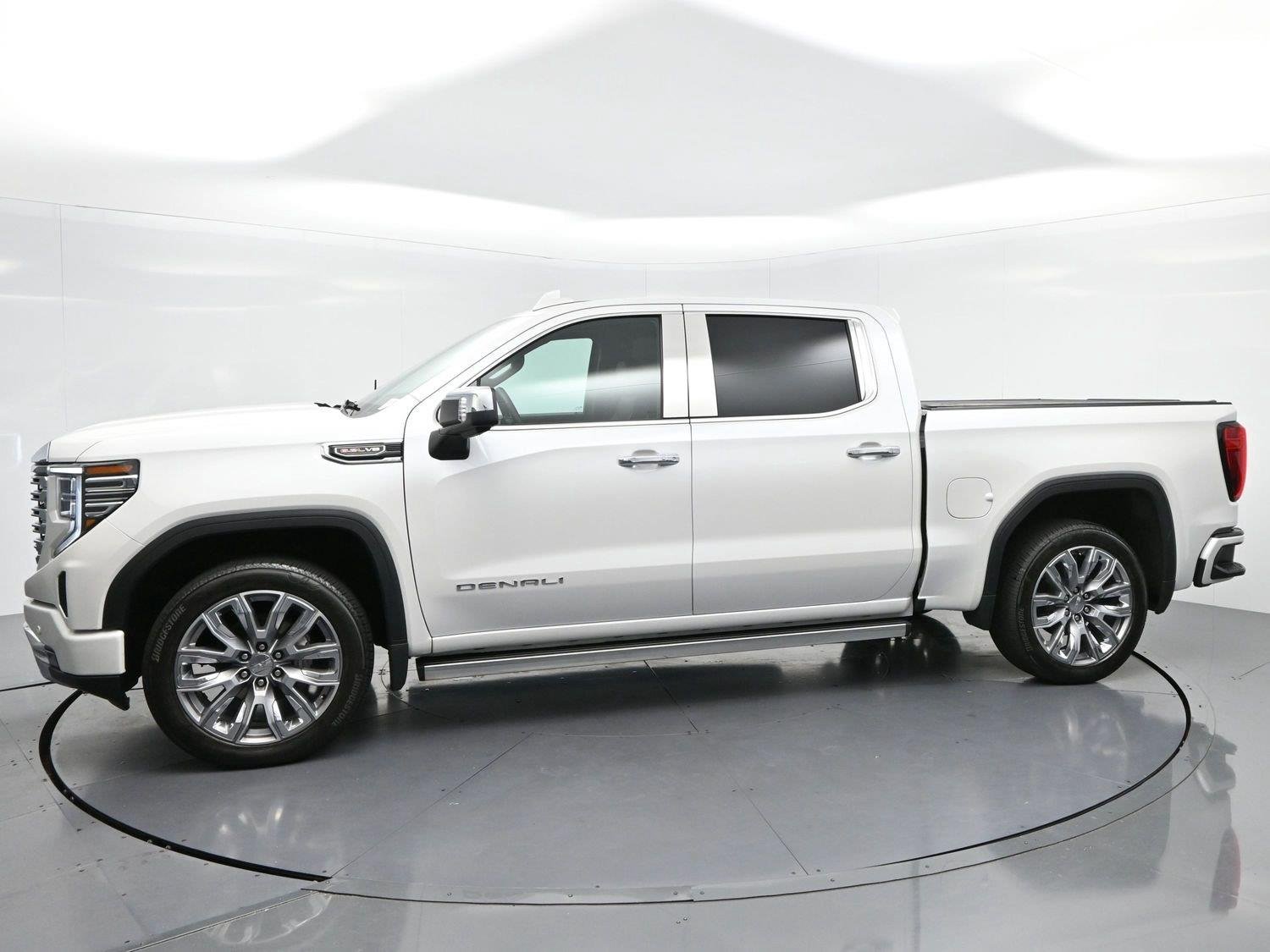 Used 2024 White Frost Tricoat GMC Denali image 4