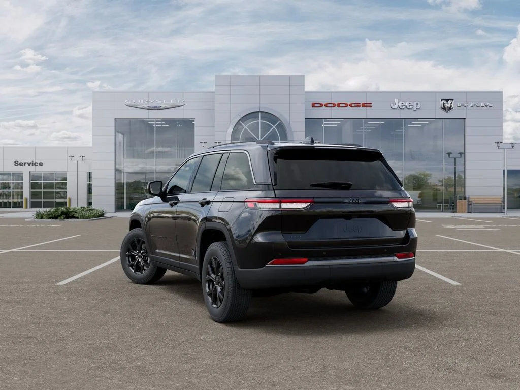 New 2026 Diamond Black Crystal Pearl-Coat Exterior Paint Jeep Altitude image 3