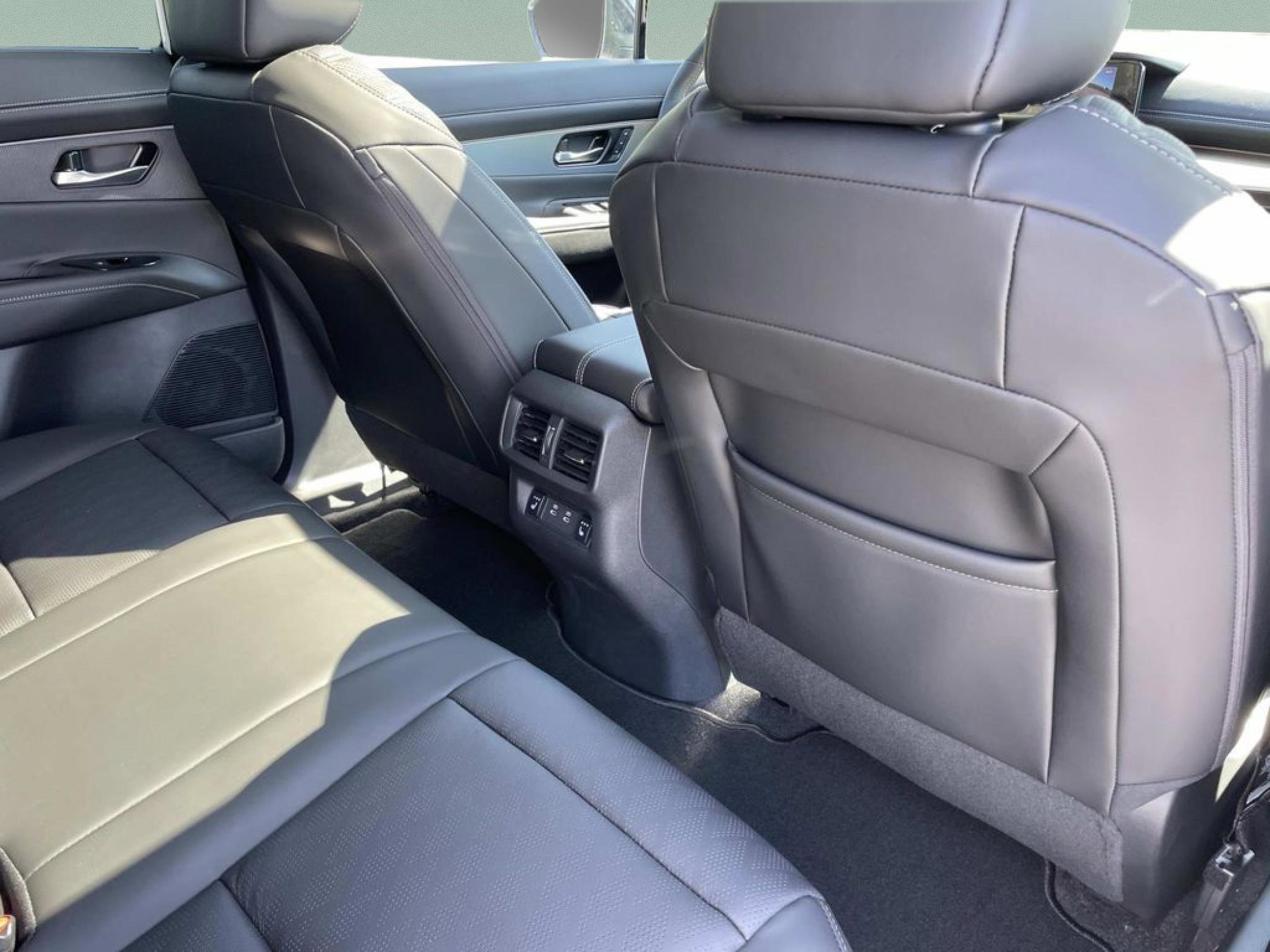 New 2026 Everest White Pearl TriCoat / Super Black Two-tone Nissan Platinum image 14