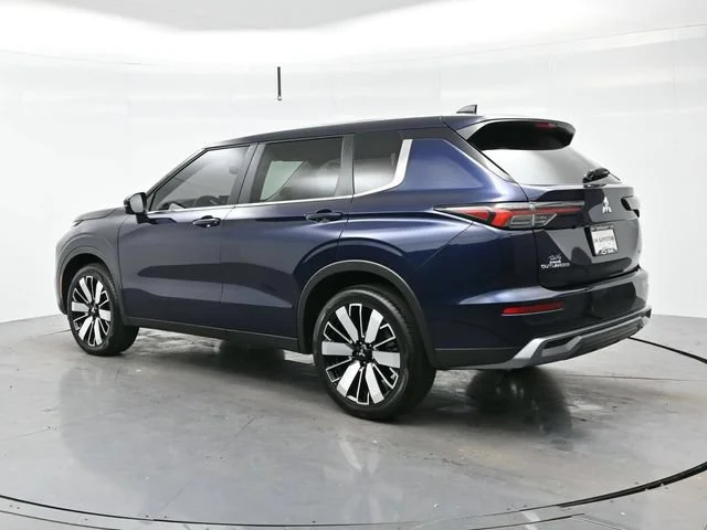 Used 2025 Cosmic Blue Met Mitsubishi SE image 5